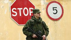 Rutí vojáci v Sevastopolu na poloostrov Krym napadli jednu z meních ukrajinských posádek. 