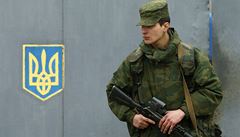 Rusové na Krymu napadli ukrajinské velitelství, kamionem vyrazili vrata