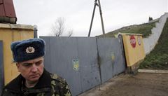 Rusové na Krymu napadli ukrajinské velitelství, kamionem vyrazili vrata | na serveru Lidovky.cz | aktuální zprávy