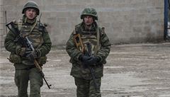 Ru�tí vojáci hlídají velitelství ve m�st� Sevastopol.