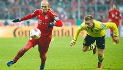 Bayern a Borussia jsou dva největší rivalové Bundesligy posledních let. Na snímku Arjen Robben, pronásledovaný Svenem Benderem z Dortmundu během čtvrtfinále německého poháru letos v únoru.