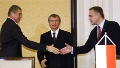 Místopředseda polské vlády Waldemar Pawlak (vpravo) se 29. října 2010 zdraví ve Varšavě s šéfem Gazprom Exportu Alexandrem Medveděvem (vlevo) po podpisu vládních dohod Ruska a Polska upravujících tranzit a dovoz ruského zemního plynu. Dohlíží na ně místo
