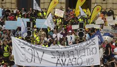 Demonstrace proti vládním škrtům se na konci září v Praze zúčastnilo zhruba 40 tisíc lidí.