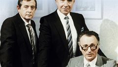 Populární britský sitkom Jistě, pane ministře vychází na DVD i v češtině. Sir Humphrey stojí uprostřed.