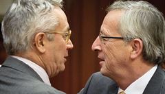 Šéf ministrů financí eurozóny Jean-Claude Juncker (vpravo) a italský ministr financí Giulio Tremonti volají po společných dluhopisech EU.