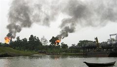 Těžební aktivity naftařských společností ničí deltu Nigeru. Věčně hořící plyn způsobuje, že zdejší lidé neznají noc, oxid uhličitý ze zbytečných ohňů uniká pánubohu do oken, krajinou se šíří jedy. Prazvláštní „pomoc“ vyspělého světa vystihuje film Jedova