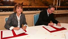 Areva CEO Anne Lauvergeon and ČVUT dean Miroslav Čech have signed a cooperation deal