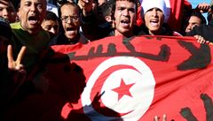Tunisané demonstrovali na předměstí hlavního města Tunisu i v sobotu 15. ledna. Poté, co zemi opustil její prezident Zín Abidín bin Alí.