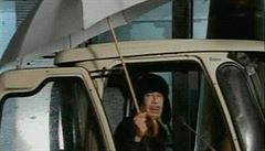 Plukovník Muammar Kaddáfí zřejmě hodlá vést svou revoluci až do konce. Na snímku je zachycen při svém proslovu ve státní televizi 22. února.