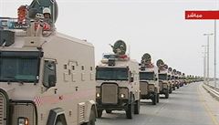 Saúdskoarabské jednotky míří přes hráz, jež odděluje obě země, na přátelskou intervenci do Bahrajnu.