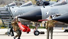 Ze základny NATO v Trapani na Sicílii vzlétají stíhačky Tornado směrem k Libyi.