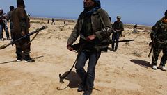Povstalci v Libyi postupují pouští směrem na západ, na snímku z 28. března jsou zhruba 120 kilometrů východně od Syrty, rodného města Muammara Kaddáfího.