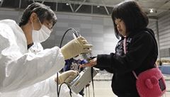 Sedmiletá Juri Ituová, která byla evakuována ze svého domova ležícího 30 kilometrů od elektrárny do střediska Korijama v prefektuře Fukušima, je testována, jestli nebyla vystavena nadměrné radiaci.