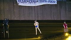 The hanging dummies were accompanied by the slogan ‘Hušák + Kořan = gravediggers of sport.’