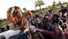 Kaddáfí zdraví příznivce ve svém tripoliském komplexu Báb al-Azízíja po nedělní schůzce s delegací Africké unie.