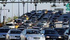Nejhorší dopravní zácpy sužují New York a Los Angeles, kde tamní řidiči stráví až 63 hodin ročně v zastavených kolonách.