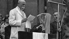 Prvnímu československému prezidentovi Tomáši Garrigueovi Masarykovi se přisuzuje heslo Nebát se a nekrást, které vyplývá z jeho projevu 11. dubna 1913.