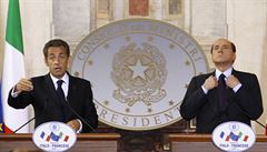 Italský premiér Silvio Berlusconi (vpravo) a francouzský prezident Nicolas Sarkozy v úterý 26. dubna jednali v Římě o vlně imigrantů ze severní Afriky.