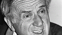 Al Schwimmer (1917–2011) byl v roce 1950 zbaven amerického občanství – zřejmě v souvislosti s jeho pašeráckou leteckou recidivou. Vráceno mu bylo až v roce 2001.