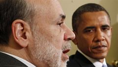 Co udělá se skomírající ekonomikou šéf Fedu Ben Bernanke (vlevo)? Barack Obama bude potřebovat příští rok pro své voliče optimistické zprávy, aby mohl pomýšlet na znovuzvolení.