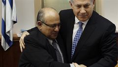 Generál Meir Dagan (vlevo) se dostal do nelibosti izraelského premiéra Bibi Netanjahua kvůli nedávným vystoupením na univerzitách v Jeruzalémě a v Tel Avivu. Netanjahuovi stoupenci ho za kritiku vládní politiky vůči Íránu označili za zrádce, sabotéra a g