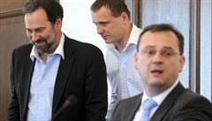 Od pondělí do čtvrtka se odehrávala intenzívní a zároveň diskrétní jednání mezi premiérem Petrem Nečasem (vpravo) a Věcmi veřejnými, jež zastupovali předseda strany Radek John (vlevo) a její „superguru“ Vít Bárta.