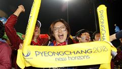 Jihokorejci oslavují úspěšnou kandidaturu Jižní Koreje v areálu skokanských můstků ve městě Pchjongčchang.