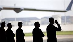 Barack Obama (vpravo) salutuje 9. srpna na letecké základně v Doveru ve státě Delaware při smutečním obřadu na počest 30 amerických vojáků, kteří zahynuli 5. srpna v Afghánistánu.