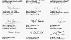 Podpisy k listu premiérovi připojilo i šest nositelů Nobelovy ceny. Nechybí Sir Harry Kroto, Sir Peter Mansfield and Sir John Sulston.
