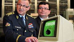 Náčelník generálního štábu Vlastimil Picek (vlevo) s nálezy auditu, který upozornil na nedostatky v oblasti informačních technologií, nesouhlasí.