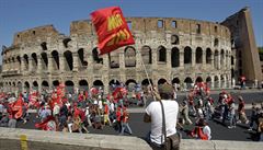Proti vládním škrtům demonstrovaly v úterý desetitisíce Italů v ulicích několika měst včetně Říma (na snímku).