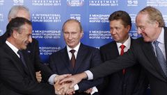 První závazná dohoda o South Streamu byla podepsána 16. záí v Soi. Na snímku zleva generální editel francouzské EdF Henri Proglio, za ním jeden ze éf nemcké BASF/Wintershall Harald Schwager, uprosted ruský premiér Vladimir Putin, dále CEO Gazpromu