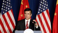 Ambasador USA v Číně Gary Locke hovoří 20. září v Pekingu k členům Americké obchodní komory v Číně a Americko-čínské obchodní rady.