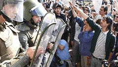 Chilští vysokoškoláci z Valparaiské univerzity, kteří ji čtyři měsíce okupovali, zdraví posměšným hajlováním pořádkovou polici, jež ji 10. října přišla vyklidit. Studenti požadují po chilské vládě změnu školského systému – bezplatné a lepší vzdělávání.
