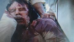 Na snímku by měl být Muammar Kaddáfí, jehož ve čtvrtek 20. října povstalci dopadli v Syrtě.
