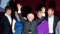 Michael D. Higgins (uprostřed) s rodinou slaví  29. října v Dublinu vítězství v irských prezidentských volbách.