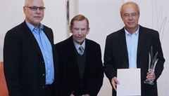 Left to right: Zdeněk Bakala and Václav Havel with prize-winner Oldřich Kužílek