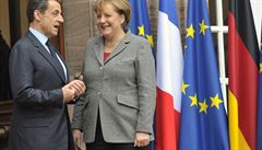 Německá kancléřka Angela Merkelová a francouzský prezident Nicolas Sarkozy se na rozdíl do nezvolených lídrů EU začínají obávat příštího vývoje eurozóny a Evropské unie.