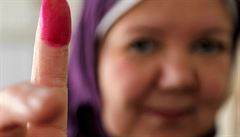 Negramotná Egypťanka odevzdala 6. prosince v Káhiře svůj hlas v „druhý den druhého kola první fáze“ parlamentních voleb.