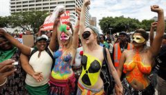 Environmentální aktivistky demonstrují 3. prosince před kongresovým centrem v Durbanu proti zdlouhavému jednání o opatřeních vůči změně klimatu.