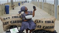 Busi Ndlovuová, členka organizace Oxfam, protestuje na molu v Durbanu proti uhelným elektrárnám, které produkují velké množství oxidu uhličitého. Klimatický summit však takové konkrétnosti neřešil.