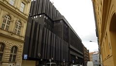 Rezavý radiátor číslo jedna: budova Dopravního podniku hlavního města Prahy v ulici Na Bojišti.