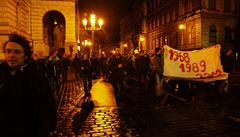 Ve čtvrtek šel Prahou průvod studentů Univerzity Karlovy, kteří třímali nápis 1968-1989-2012. Podle profesora Cyrila Höschla šlo o hysterickou reakci a arogantní protesty.