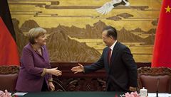 Německá kancléřka Angela Merkelová po tiskové konferenci s čínským premiérem Wen Ťia-paem – úsměvy, podání ruky, ale žádné jasné návrhy.