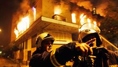 Již před hlasováním parlamentu o úsporách vypukly v ulicích Atén násilnosti, během nichž hořely i domy.