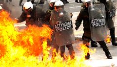 Protesty proti úsporným opatřením si v Řecku vyžádaly desítky vypálených domů a stovky zraněných, zejména v Aténách (na snímku). Zasahovat musejí policejní těžkooděnci.