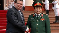 Alexandr Vondra (left) meeting with his Vietnamese counterpart Gen. Phung Quang Thanh