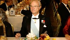 Jeho výsost Karel XVI. Gustav každoročně předává Nobelovy ceny, nyní se dvakrát setká i s českým premiérem, aby hovořili o vědě a výzkumu. Nejen při slavnostní večeři.
