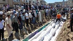 Masový hrob obětí masakru z 25. května v syrském městě Húlá.