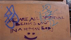 Všichni jsme duchovní bytosti v lidském těle, upozorňuje nápis zachycený v centru Prahy.